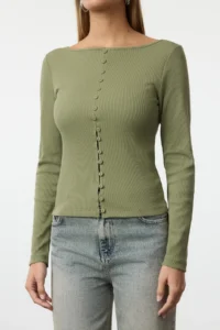 TRENDYOLMİLLA Khaki Button Detailed Crew Neck Ribbed Flexible Regular Size Knitting Blouse - Image 3