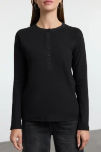 TRENDYOLMİLLA Black buttoned Regular/Normal Kesim Ribbed Flexible Normal Size Knitting Blouse - Image 3