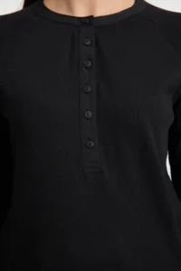 TRENDYOLMİLLA Black buttoned Regular/Normal Kesim Ribbed Flexible Normal Size Knitting Blouse - Image 4