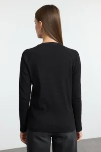 TRENDYOLMİLLA Black buttoned Regular/Normal Kesim Ribbed Flexible Normal Size Knitting Blouse - Image 5