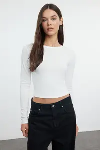 TRENDYOLMİLLA Black-Ecru 2 Sets Package Crop/Short Fitted/Body-Sitting Knitting Blouse - Image 2