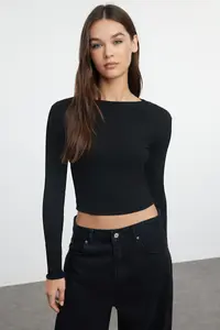 TRENDYOLMİLLA Black-Ecru 2 Sets Package Crop/Short Fitted/Body-Sitting Knitting Blouse - Image 4