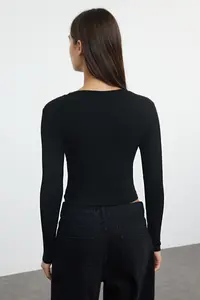 TRENDYOLMİLLA Black-Ecru 2 Sets Package Crop/Short Fitted/Body-Sitting Knitting Blouse - Image 5