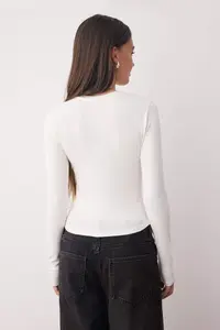TRENDYOLMİLLA Khaki-Ecru 2 Sets Package Crop/Short Fitted/Body-Sitting Knitting Blouse - Image 7