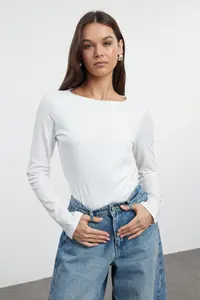 TRENDYOLMİLLA Black-Ecru 2 Sets Package Boat Neck Fitted/Body-Sitting Knitting Blouse - Image 2
