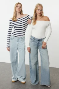 TRENDYOLMİLLA Navy Blue Striped-Ecru Soft Touch/Soft Fabric Fitted Flexible Knitting Blouse