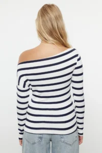 TRENDYOLMİLLA Navy Blue Striped-Ecru Soft Touch/Soft Fabric Fitted Flexible Knitting Blouse - Image 3
