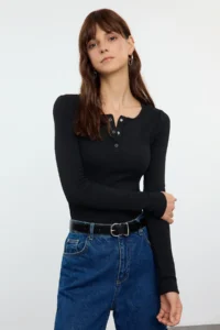TRENDYOLMİLLA Black snaps Fitted Ribbed Flexible Knitting Blouse - Image 4