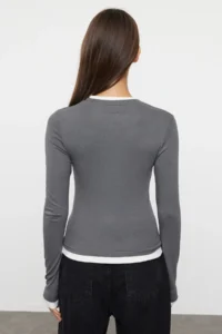 TRENDYOLMİLLA Anthracite Color Blocked Fitted Viscose/Soft Fabric Flexible Knitting Blouse - Image 5