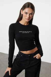 TRENDYOLMİLLA Black Slogan Printed Crop Flexible Knitting Blouse - Image 2