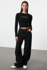 TRENDYOLMİLLA Black Slogan Printed Crop Flexible Knitting Blouse - Image 3