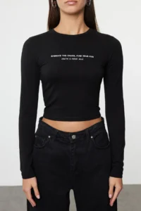 TRENDYOLMİLLA Black Slogan Printed Crop Flexible Knitting Blouse - Image 4
