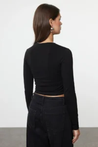 TRENDYOLMİLLA Black Slogan Printed Crop Flexible Knitting Blouse - Image 6