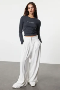 TRENDYOLMİLLA Anthracite Slogan Printed Crop Flexible Knitting Blouse - Image 3