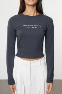 TRENDYOLMİLLA Anthracite Slogan Printed Crop Flexible Knitting Blouse - Image 4