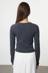 TRENDYOLMİLLA Anthracite Slogan Printed Crop Flexible Knitting Blouse - Image 6