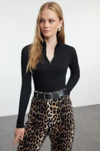 TRENDYOLMİLLA Black Fitted Zippered Collar Flexible Knitting Blouse