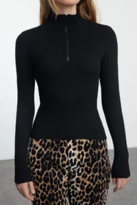 TRENDYOLMİLLA Black Fitted Zippered Collar Flexible Knitting Blouse - Image 3