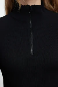TRENDYOLMİLLA Black Fitted Zippered Collar Flexible Knitting Blouse - Image 4