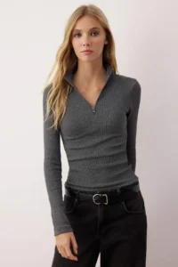 TRENDYOLMİLLA Anthracite Fitted Zippered Collar Flexible Knitting Blouse - Image 2