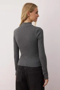 TRENDYOLMİLLA Anthracite Fitted Zippered Collar Flexible Knitting Blouse - Image 4