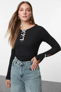 TRENDYOLMİLLA Black Bow and Cut Out Detailed Crew Neck slim/Fitting Knitting Blouse - Image 2