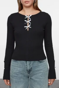 TRENDYOLMİLLA Black Bow and Cut Out Detailed Crew Neck slim/Fitting Knitting Blouse - Image 4