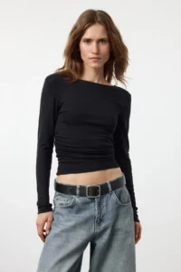 TRENDYOLMİLLA Black Viscose/Soft Fabric Fitted Ruffle/Drape Detailed Boat Neck Flexible Knitting Blouse