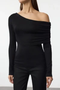 TRENDYOLMİLLA Black Asymmetric Collar Fitted Flexible Knitting Blouse - Image 4