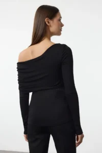 TRENDYOLMİLLA Black Asymmetric Collar Fitted Flexible Knitting Blouse - Image 5