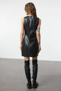 TRENDYOLMİLLA Black Faux Leather Troklu Fitted Mini Weaving Dress - Image 5