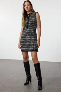 TRENDYOLMİLLA Black textured Short / Mini Textured Knit Dress - Image 4