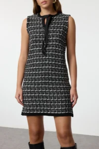 TRENDYOLMİLLA Black textured Short / Mini Textured Knit Dress - Image 6