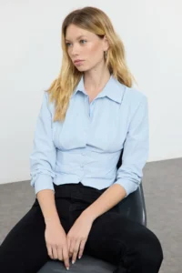 TRENDYOLMİLLA Mavi Bele Oturan Fitted Pattern Weaving Shirt - Image 2