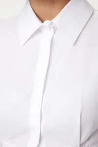 TRENDYOLMİLLA White Bele Oturan Fitted Pattern Weaving Shirt - Image 4