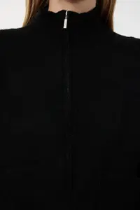TRENDYOLMİLLA Black Soft textured Zippered Knitwear Cardigan - Image 4