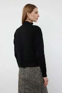 TRENDYOLMİLLA Black Soft textured Zippered Knitwear Cardigan - Image 5