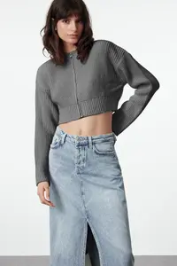 TRENDYOLMİLLA Anthracite Crop Wadding Zipper Detailed Knitwear Cardigan - Image 2