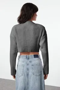 TRENDYOLMİLLA Anthracite Crop Wadding Zipper Detailed Knitwear Cardigan - Image 5
