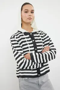 TRENDYOLMİLLA Anthracite Hooded Knitwear Cardigan - Image 2