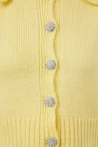 TRENDYOLMİLLA Yellow Crop Soft textured Jewelry buttoned Knitwear Cardigan - Image 4