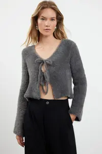 TRENDYOLMİLLA Anthracite Crop Feather Binding Detailed Knitwear Cardigan