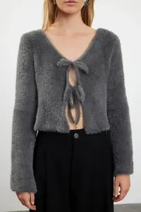 TRENDYOLMİLLA Anthracite Crop Feather Binding Detailed Knitwear Cardigan - Image 3