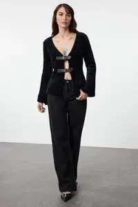 TRENDYOLMİLLA Black Closed Shaggy Knitwear Cardigan - Image 2