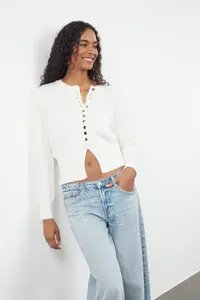 TRENDYOLMİLLA Ecru Basic buttoned Jacket Look Soft textured Knitwear Cardigan - Image 2