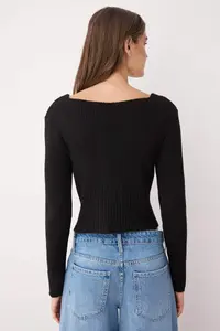 TRENDYOLMİLLA Black Crop Square Neck Knitwear Soft textured Fitted/Bodysuit hugging Cardigan - Image 4