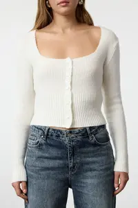 TRENDYOLMİLLA Ecru Crop Square Neck Knitwear Soft textured Fitted/Bodysuit hugging Cardigan - Image 4