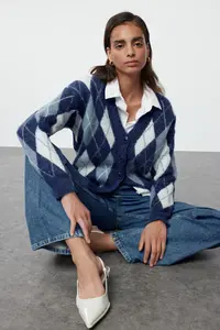 TRENDYOLMİLLA Dark Blue V-neck Soft textured Plaid Patterned Knitwear Cardigan