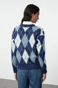 TRENDYOLMİLLA Dark Blue V-neck Soft textured Plaid Patterned Knitwear Cardigan - Image 5