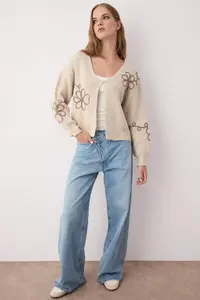 TRENDYOLMİLLA Beige Embroidery Detailed V-neck Knitwear Cardigan - Image 2